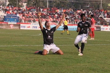 El argentino-chileno Raúl Becerra juega en el Bashundhara Kings de Bangladesh, donde ha anotado 17 goles en 21 partidos.