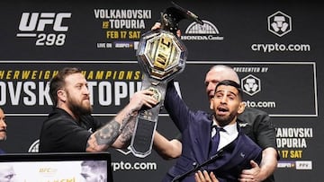 Ilia Topuria después de arrebatarle el cinturón a Alexander Volkanovski en la conferencia de prensa.