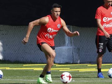 Los jugadores de la seleccion chilena de futbol entrenan con miras al partido a disputarse contra Argentina por las clasificatorias para el Mundial Rusia 2018, en el complejo Juan Pinto Duran en Santiago, Chile.
 21/03/2017
 Martin Thomas/Photosport
 *************
 Chile&#039;s national soccer team players during a training session at the Juan Pinto Duran facility in Santiago, Chile.
 21/03/2017.
 Martin Thomas/Photosport