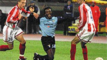 <B>EN UEFA</b>. Manfredini (en el centro) no ha jugado demasiado en Liga, pero en UEFA ha actuado regularmente con el Lazio. En la foto, en un partido contra el Estrella Roja de Belgrado.