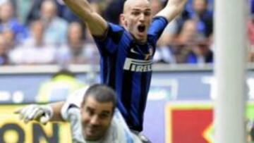 <b>GOLEADOR. </b>Cambiasso hizo el 2-1 ante la mirada de Sorrentino.