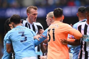 El delantero noruego del Manchester City ha tenido más que palabras Dan Burn durante el duelo de hoy de la Premier League entre el conjunto de Manchester y el Newcastle. 