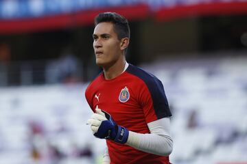 Tuvo que emigrar al Viejo Continente para poder debutar en Primera División, pues estuvo en las fuerzas básicas del Rebaño Sagrado, siendo que su presentación en un máximo circuito lo hizo con Uniäo Madeira.