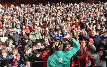 Nico Williams repartiendo regalos a la afición. 
