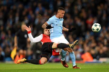 Bart Nieuwkoop del Feyenoord y Gabriel Jesus del Manchester City en acción durante el partido del Grupo F de la Liga de Campeones de la UEFA entre Manchester City y Feyenoord