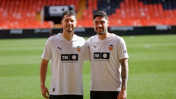 GRAFCVA1834. VALENCIA, 29/01/2026.- El centrocampista argentino Guido Rodríguez (i), y el central vasco Unai Núñez durante su presentación este jueves como jugadores del Valencia CF. EFE/Manuel Bruque
