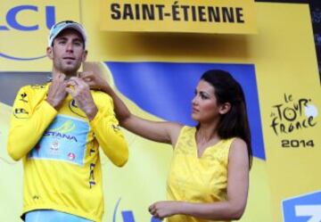 Vincenzo Nibali , del equipo Astana, celebra en el podio ataviado con el maillot amarillo de la clasificación general tras la decimosegunda etapa del Tour de Francia, de 185,5 kilómetros entre Bourg-en-Bresse y Saint-Etienne.