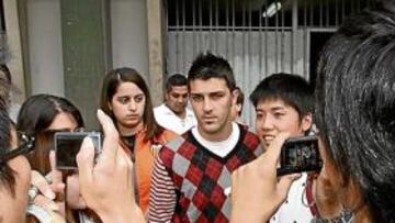 <b>EN ESTADO DE GRACIA. </b>David Villa viene de marcar dos goles con la Selección y es el pichichi de la Liga, con seis dianas. Ayer, todos le dieron ánimos.