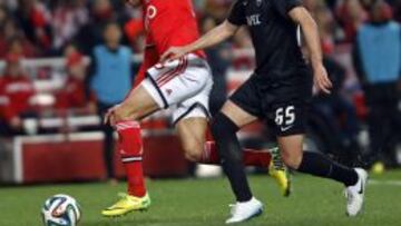 Enzo Perez lucha por el balón con Fernando Alexandre