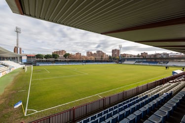Una parte de sus asientos (aproximadamente 1.500) fueron donados por la Real Sociedad y proceden de la antigua remodelación del estadio de Anoeta, uniendo así a los dos clubes.