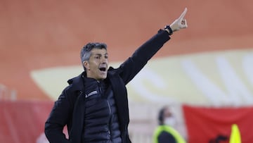 Imanol Alguacil da instrucciones durante un partido.
