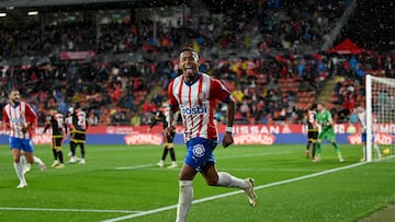El jugador revelaci¨®n del equipo revelaci¨®n de LaLiga. Pocos esperaban la explosi¨®n futbol¨ªstica de Savinho cuando lleg¨® al Girona cedido por el Troyes en un movimiento del City Group. El brasile?o encaj¨® como un guante en el atractivo estilo de M¨ªchel. Un jugador de aut¨¦ntico descaro, regate, uno contra uno y gol que se ha visto refrendado con n¨²meros de doble-doble entre Liga y Copa, es decir, 11 tantos y 10 asistencias en 41 encuentros. El Manchester City ser¨¢ su nueva casa la pr¨®xima temporada, aunque antes estar¨¢ en la Copa Am¨¦rica con Brasil.
