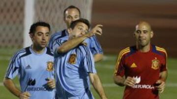 Los jugadores de la selección española Jordi Alba, Xavi Hernández y Andrés Iniesta durante un entrenamiento en un complejo deportivo privado de la ciudad de Fortaleza (Brasil).