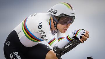 El ciclista noruego Tobias Foss compite durante una crono en el Tour de Romandía.