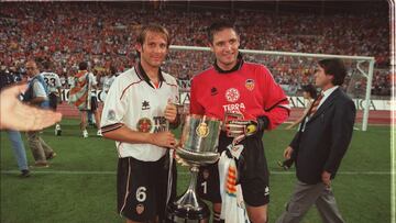 NC: 25734
27/06/99 FINAL COPA DEL REY 1999
ATLETICO DE MADRID - VALENCIA
CAÑIZARES Y MENDIETA CELEBRACION ALEGRIA COPA TROFEO