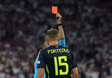 El árbitro Clement Turpin le muestra l acartulina roja al defensa escocés tras revisar la entrada en el VAR.