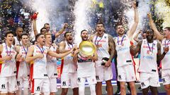 Rudy levanta el trofeo de campeón del Eurobasket 2022 para España.