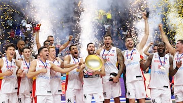 Rudy levanta el trofeo de campeón del Eurobasket 2022 para España.