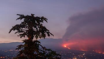 GRAFCAN4237. LOS LLANOS DE ARIDANE (LA PALMA) (ESPA&Ntilde;A), 06/10/2021.- El nuevo volc&aacute;n de Cumbre Vieja, en La Palma, comienza este mi&eacute;rcoles a las 15.13 horas su d&eacute;cimo octavo d&iacute;a de erupci&oacute;n. Imagen del volc&aacute