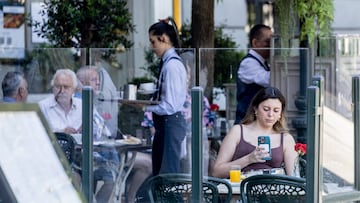 Clientes de un bar se refrescan en la terraza, a 15 de julio de 2025, en Madrid (España).
15 JULIO 2025
Ricardo Rubio / Europa Press
15/07/2025