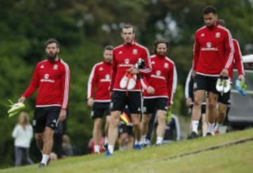 Joe Ledley, Gareth Bale & Hal Robson Kanu.