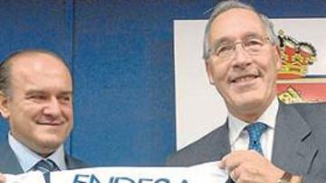 <b>SATISFACCIÓN. </b>Eduardo Bandrés le hizo entrega a Manuel Pizarro de una camiseta del Real Zaragoza con el nombre de Endesa, tras la firma del contrato.