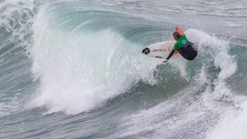 Laura Coviella surfeando una ola de derechas con licra verde durante su manga de la final de la SuperLiga Siroko 2019, celebrada en la playa del Orzán (A Coruña, Galicia).