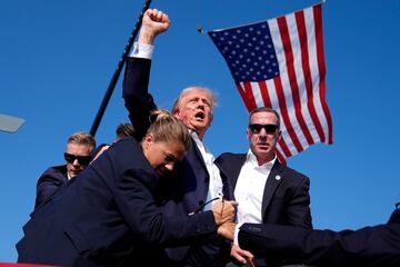 El candidato presidencial republicano y expresidente Donald Trump es rodeado por agentes del Servicio Secreto de Estados Unidos despus de un intento de asesinato en un mitin de campa?a en Butler, Pensilvania, el 13 de julio.