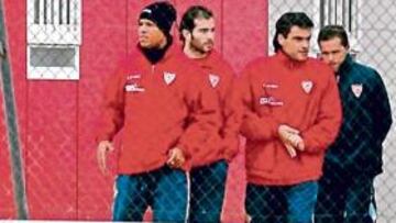 <b>REUNIÓN. </b>Los jugadores del Sevilla salen del vestuario tras la charla que tuvieron con Jiménez.