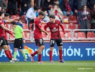 Pocos fichajes pueden presumir de hacer un doblete el día de su debut. Javi Hernández es uno de ellos. El centrocampista del Mirandés hizo dos goles en el empate contra el Almería. Dos golazos, en los que demostró gran conducción y criterio en el remate.