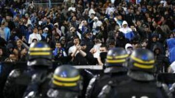 Los jugadores del Marsella, escoltados al salir del estadio