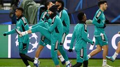 Real Madrid's French forward Karim Benzema (2nd L) and team mates attend a training session at the Parc des Princes stadium in Paris on February 14, 2022 on the eve of the UEFA Champions League round of 16 first leg football match between Paris Saint-Germ