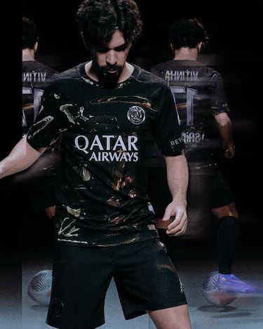 El estampado único de la prenda hace referencia a uno de los lugares más emblemáticos de la ciudad, el Trocadéro, utilizando patrones que evocan sus luces y su arquitectura icónica.