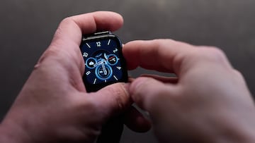 Una persona cambia la hora a 30 de marzo de 2024, en Madrid (España). La madrugada de hoy a mañana a las 02.00 horas serán las 03.00 horas y tras adelantar una hora los relojes, da comienzo el horario de verano, que se extenderá hasta el último fin de semana de octubre, cuando el reloj volverá al horario de invierno. Con el cambio de hora se cumple con la Directiva Europea 2000/84/CE que afecta, sin excepción, a todos los estados miembros de la Unión Europea. Las primeras disposiciones del horario de verano se adoptaron en Europa en 1980 y con la aprobación en el año 2000 de esta directiva comunitaria se fijó el inicio del horario de verano el último domingo de marzo y su finalización en la madrugada del último domingo de octubre.
Jesús Hellín / Europa Press
30/03/2024