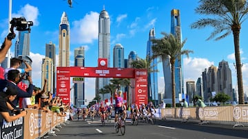 Lorena Wiebes (NED - Team SD Worx), ganadora de la primera etapa Dubai Miracle Garden - Dubai Harbour 122km.