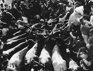 Los toros son conducidos por las calles de Pamplona el 17 de julio de 1957.