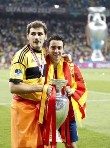 Iker Casillas y Xavi Hernández celebrando la Eurocopa de 2012 con España