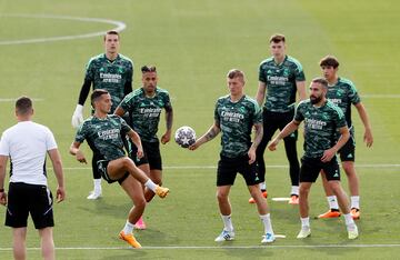 Carvajal, Kroos, Mariano y Lucas vázquez en un rondo.