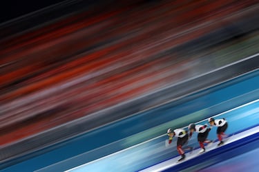 Ivanie Blondin, Valerie Maltais e Isabelle Weidemann, del equipo canadiense, compiten durante los cuartos de final de la prueba de persecución por equipos femenina de patinaje de velocidad.