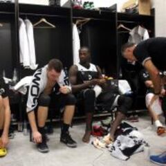 Así es la guarida de los 'hombres de negro: paseo por el vestuario