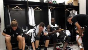 Bogris, Bertans y James, con el fisio Betolaza