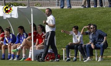 Pedro López junto a Jorge Vilda y Toña Is en el banquillo de España.