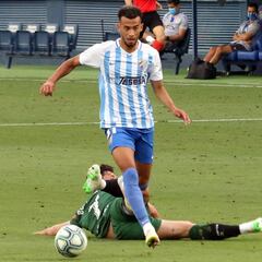 Un gol de oro de Hicham acerca al Málaga a la salvación y complica al Depor