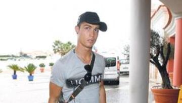 <b>DE VIAJE. </b>Cristiano llegó a la concentración con su selección.