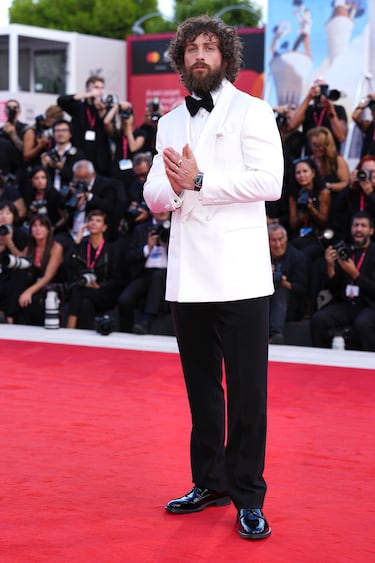 Aaron Taylor-Johnson posa para los fotógrafos en la alfombra roja de la película "Frankenstein" durante la 82.ª edición del Festival de Cine de Venecia.