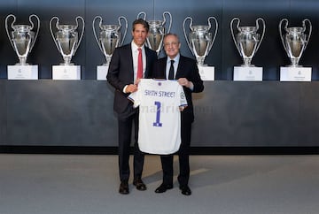 Fotografía del día en que se hizo oficial el acuerdo entre el Real Madrid, Sixth Street y Legends.