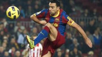<b>LEYENDA. </b>Xavi controla el balón en partido con el Barcelona.