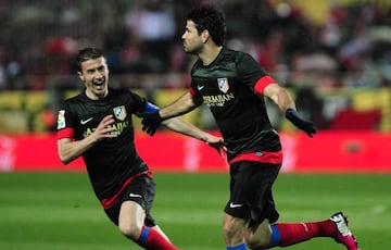 Diego Costa celebra con Gabi su gol al Sevilla en Copa del Rey.