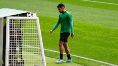 Juerguen Elitim, del Racing, abandonando el entrenamiento en El Sardinero.