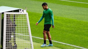 Juerguen Elitim, del Racing, abandonando el entrenamiento en El Sardinero.